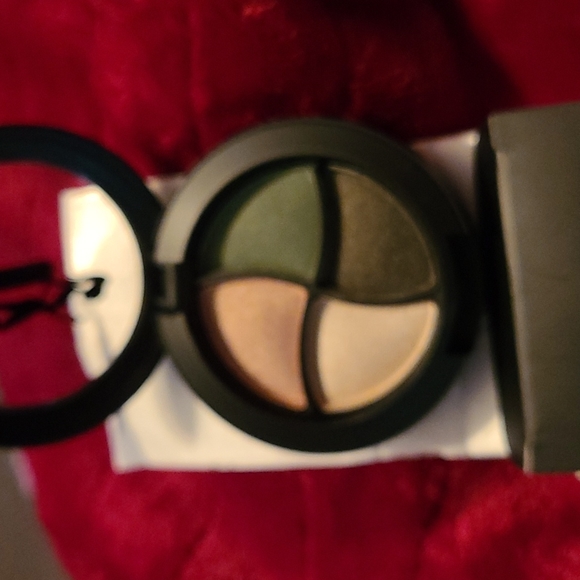 BE A BOMBSHELL EYESHADOW QUAD IN DUBLIN - Picture 4 of 5